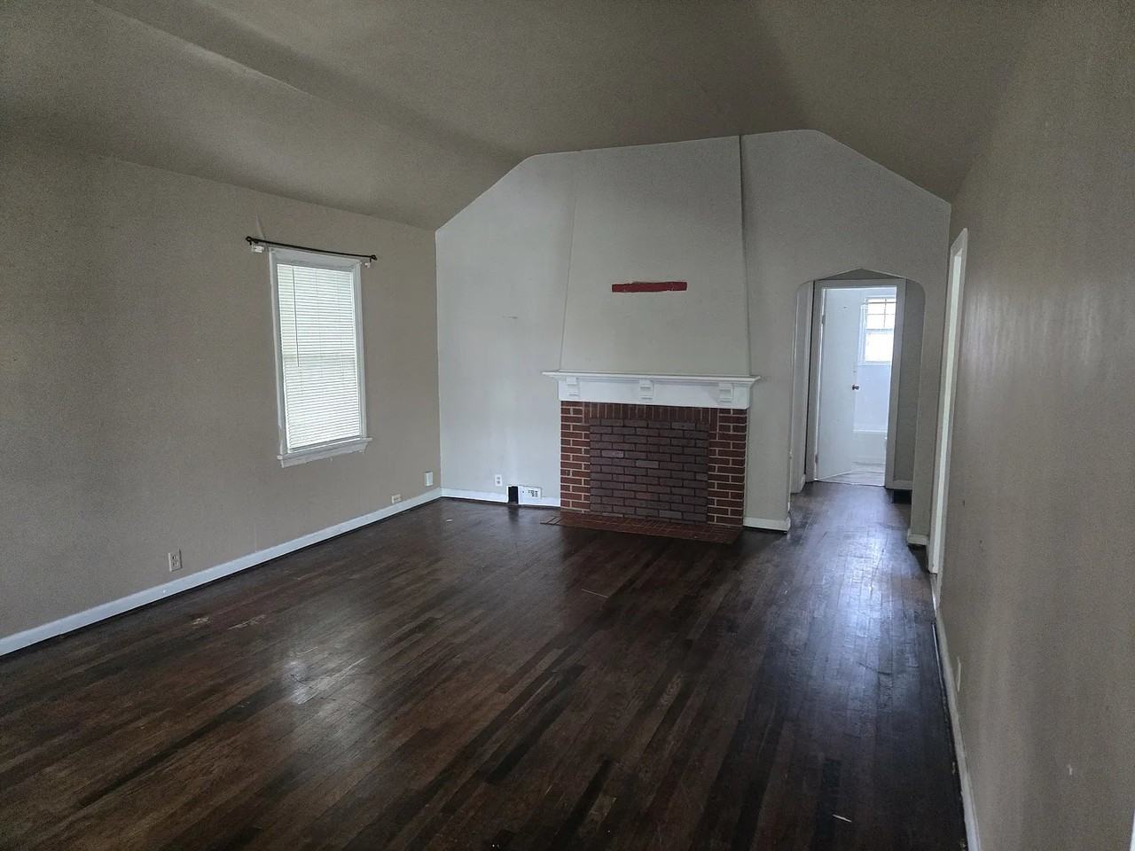 2047 Beverly Pl - Photo 7 of 9