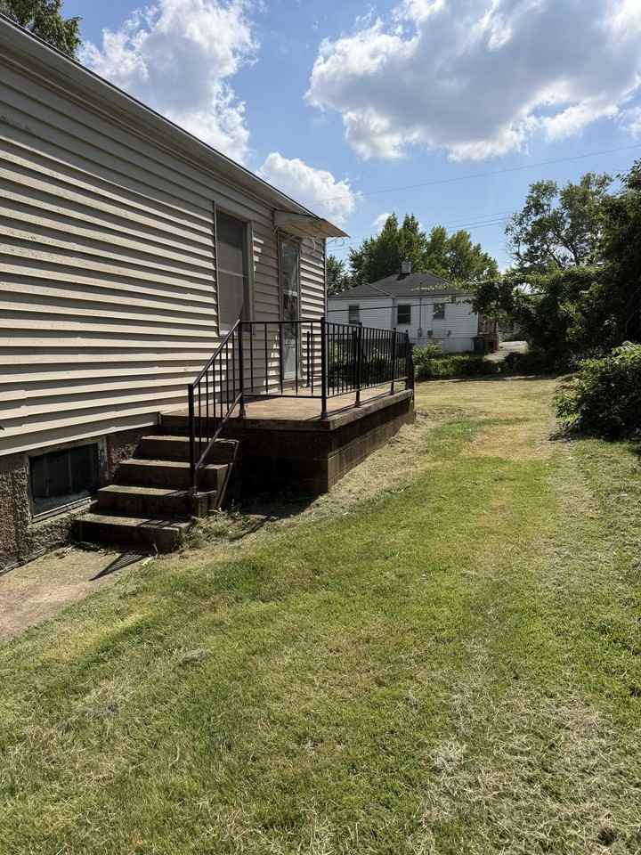 2072 Coleridge Dr - Photo 3 of 19