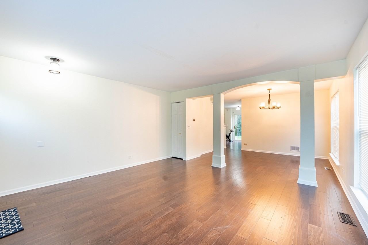 965 Summerhill Dr - Photo 3 of 20