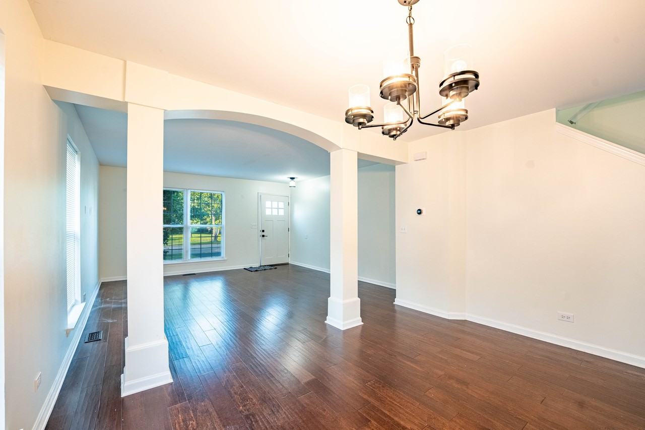 965 Summerhill Dr - Photo 4 of 20