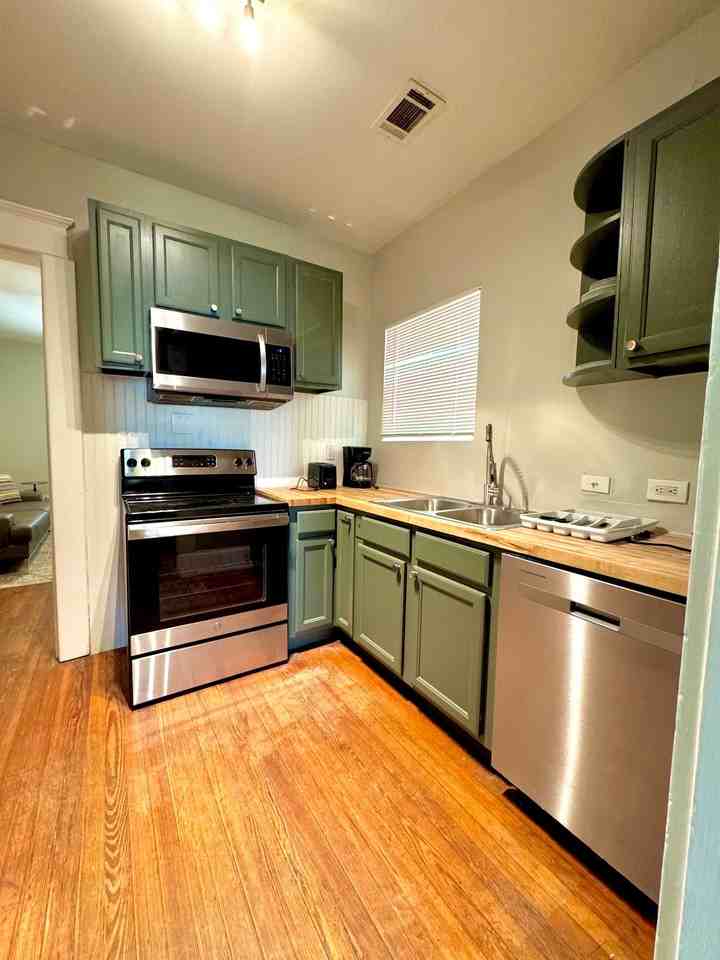 658 Cascade Ave Sw #A - Photo 4 of 10