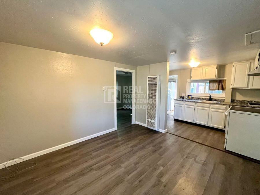 413 W Tyler St - Photo 2 of 10