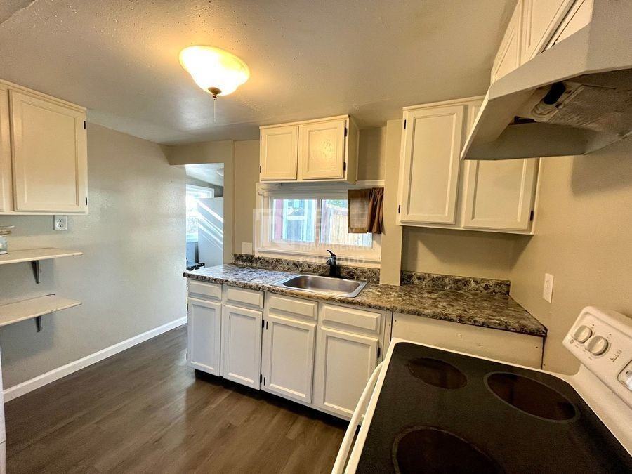 413 W Tyler St - Photo 4 of 10
