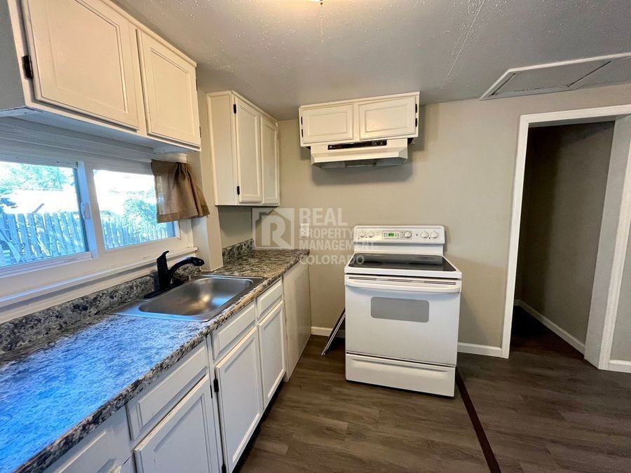 413 W Tyler St - Photo 5 of 10