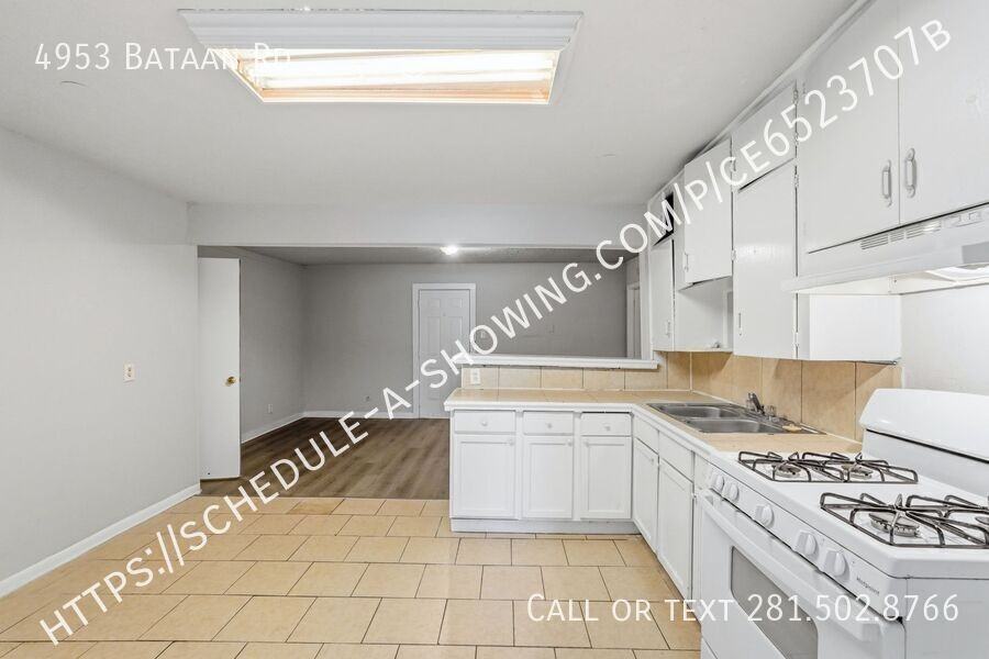 4953 Bataan Rd - Photo 3 of 12