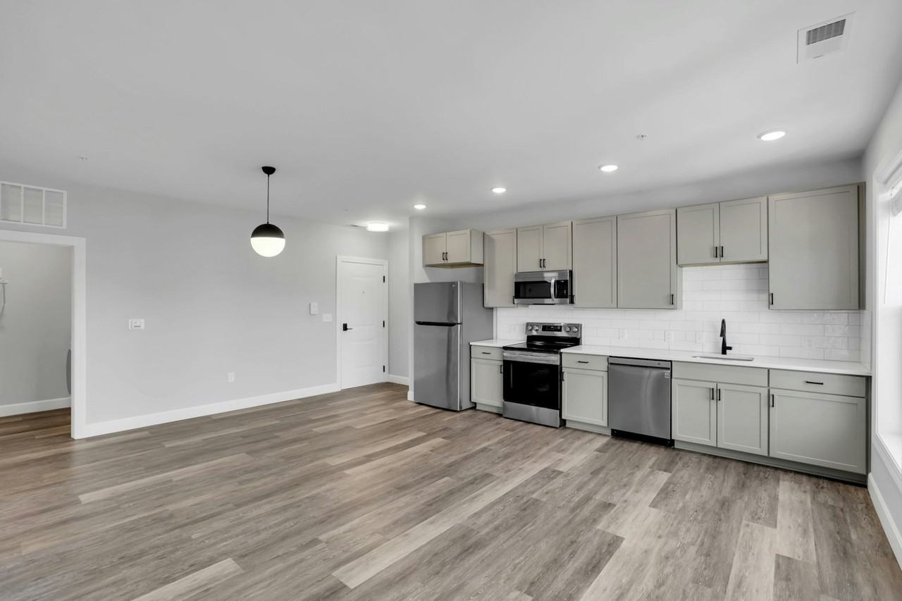 31 West Waterloo Street, Unit E - Photo 5 of 9