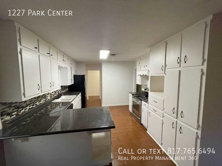 1227 Park Center St - Photo 3 of 13