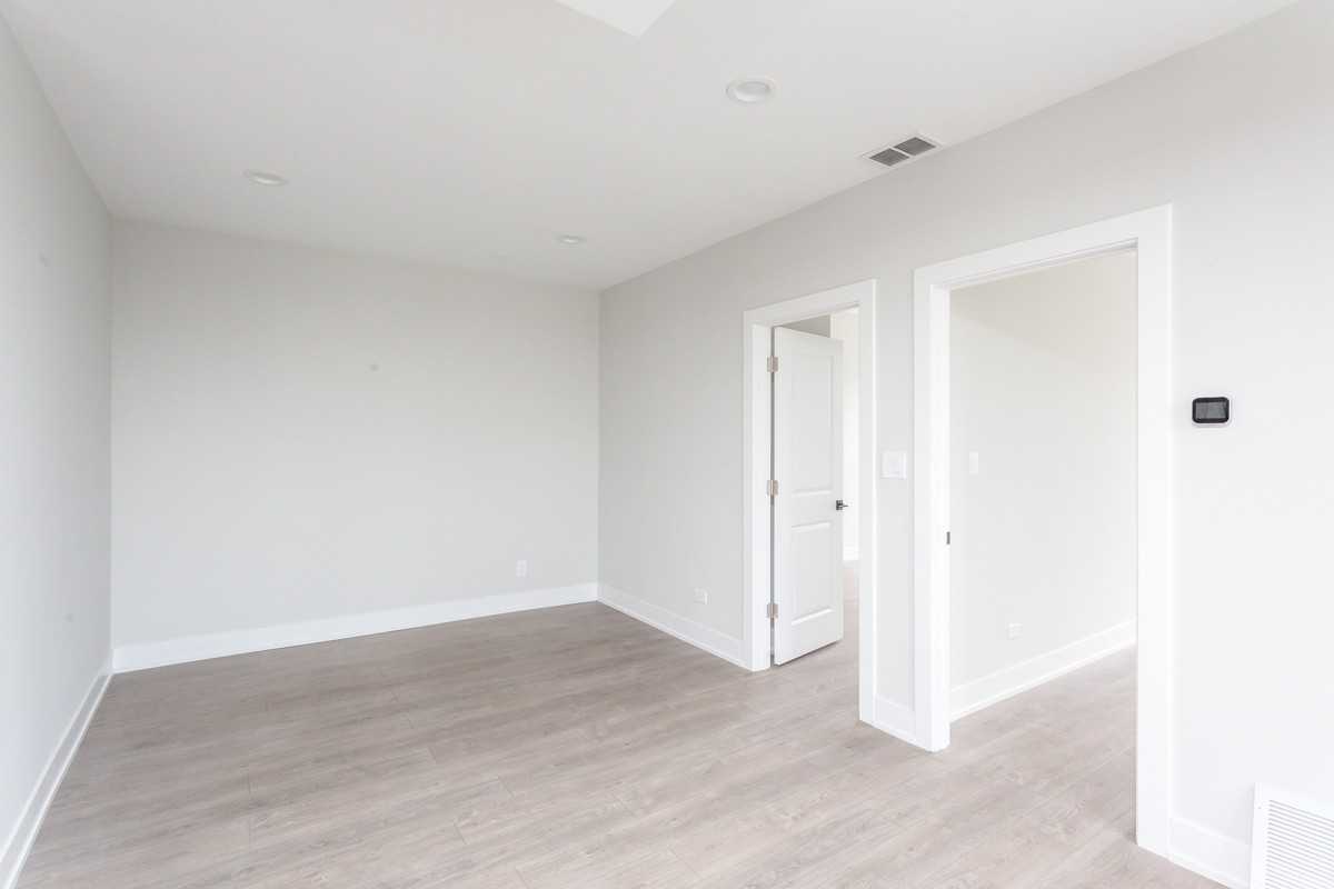 818 W 18th St #4F - Photo 5 of 8