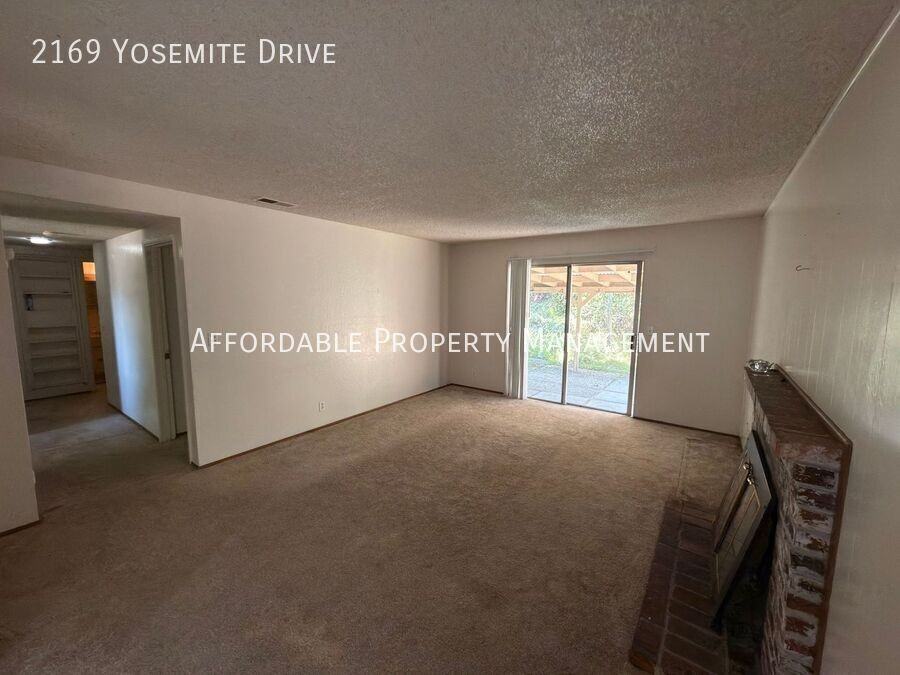 2169 Yosemite Dr - Photo 2 of 18