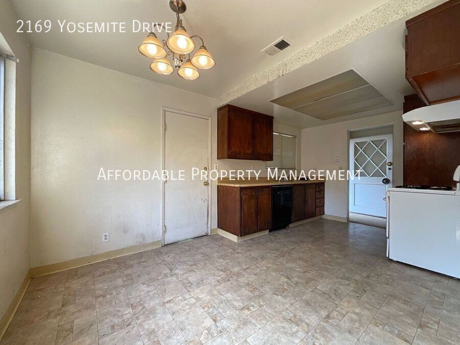 2169 Yosemite Dr - Photo 7 of 18
