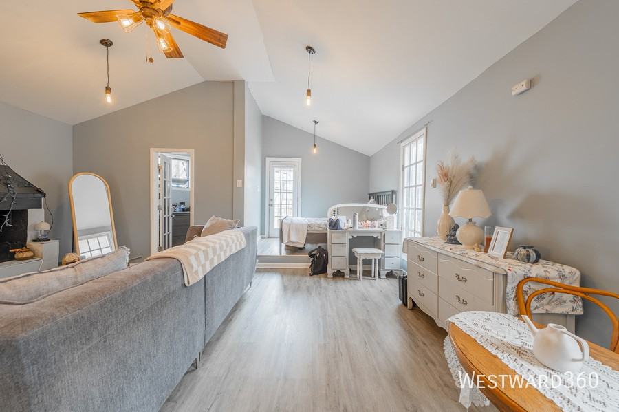 2411 W Belle Plaine Ave #2 - Photo 2 of 16