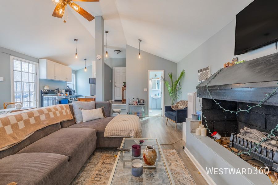 2411 W Belle Plaine Ave #2 - Photo 5 of 16