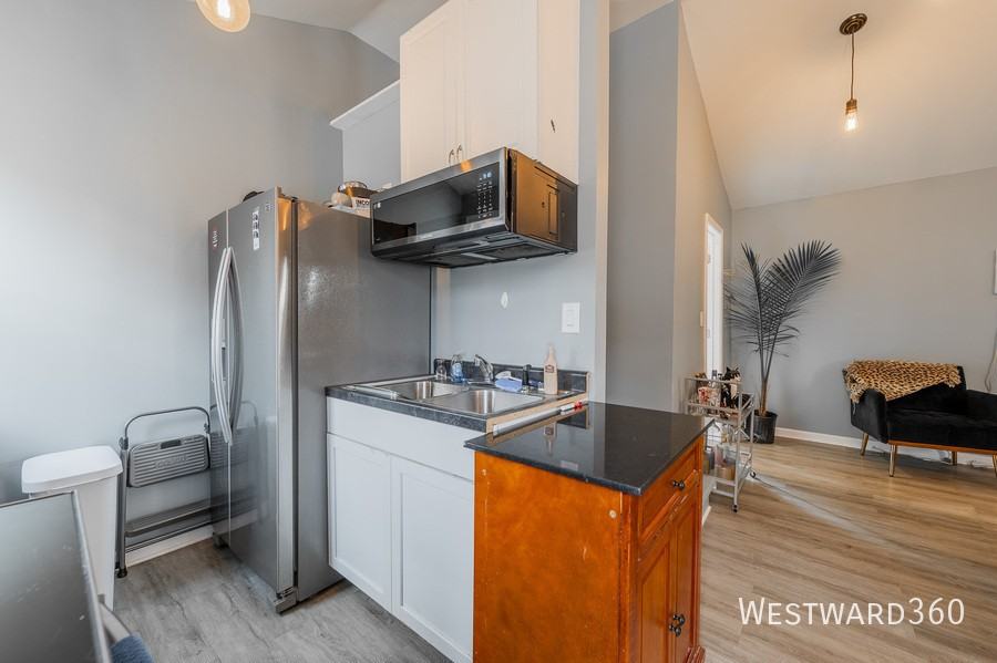 2411 W Belle Plaine Ave #2 - Photo 7 of 16