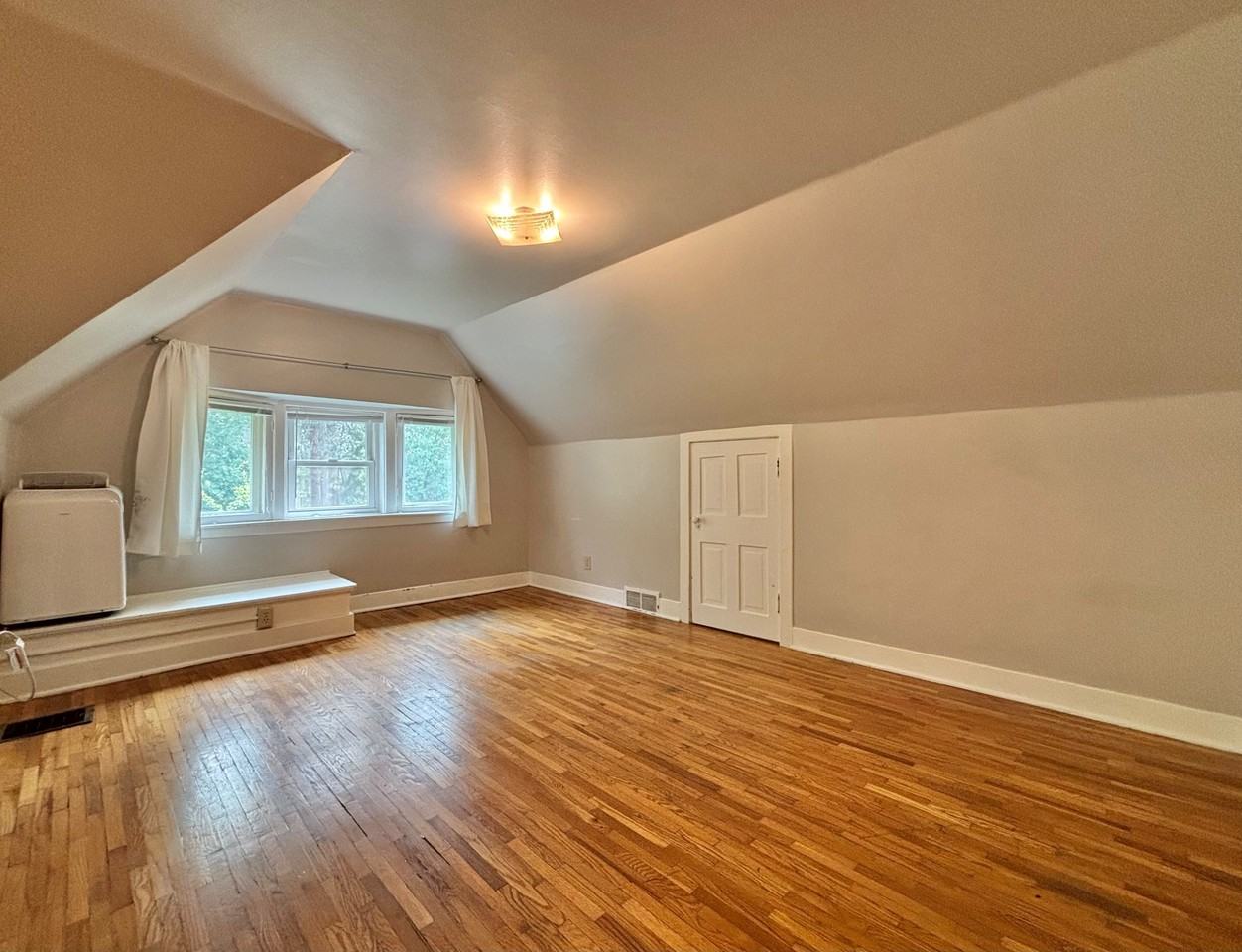 176 S Chestnut St #8 - Photo 5 of 10