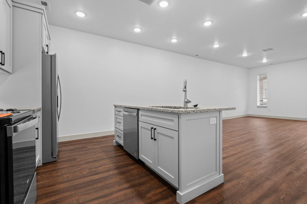 651 S 450 E - Photo 4 of 29