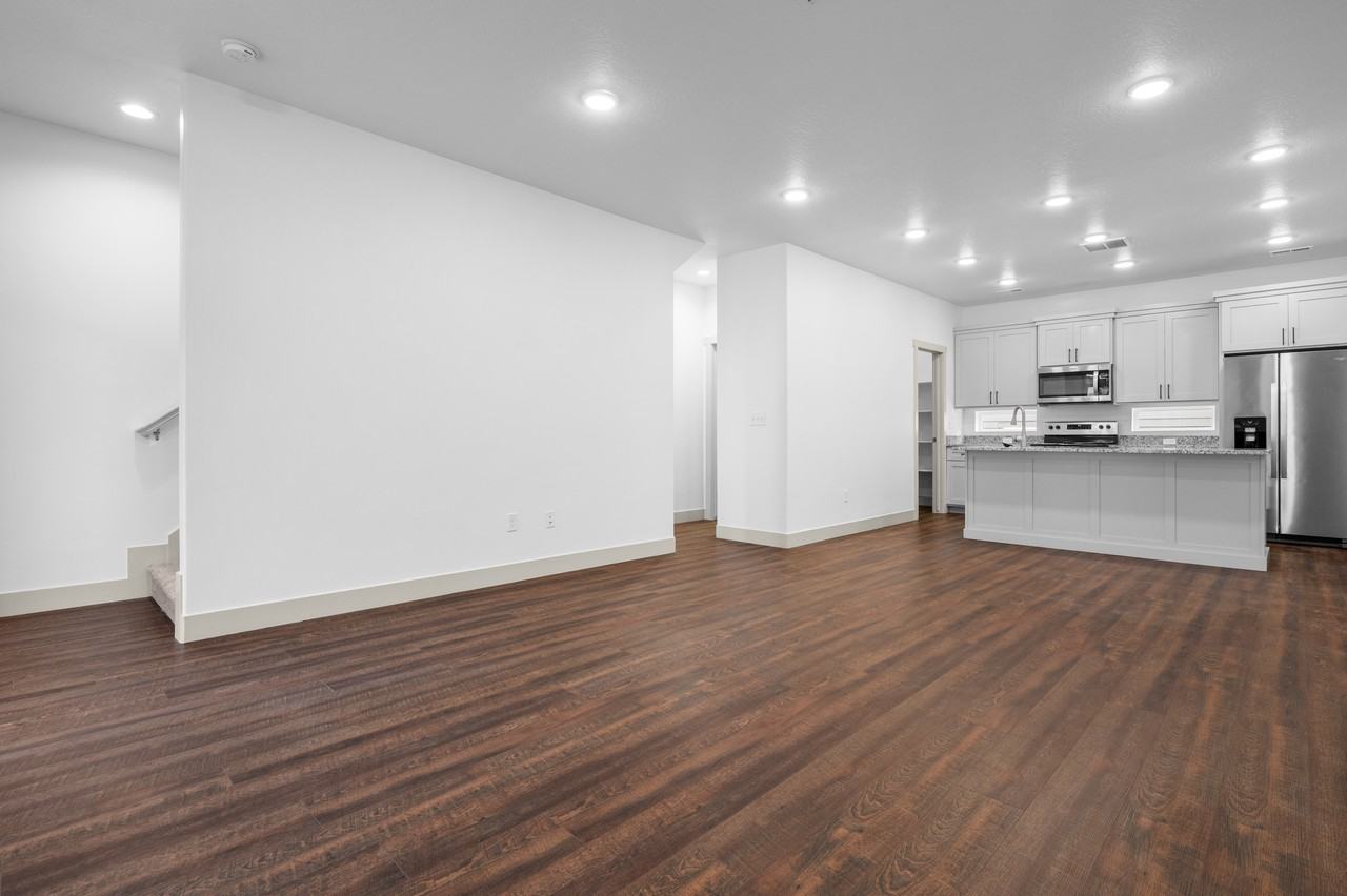 651 S 450 E - Photo 5 of 29