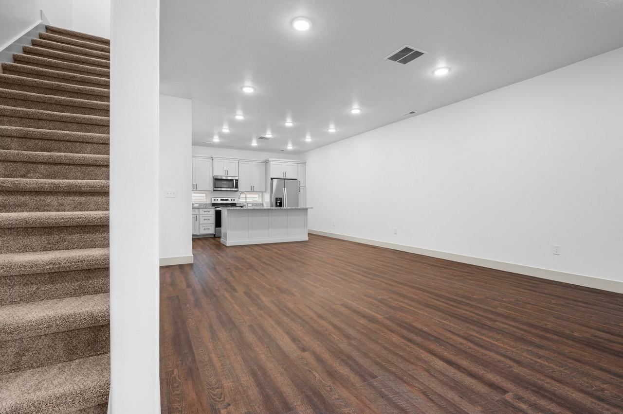 651 S 450 E - Photo 6 of 29