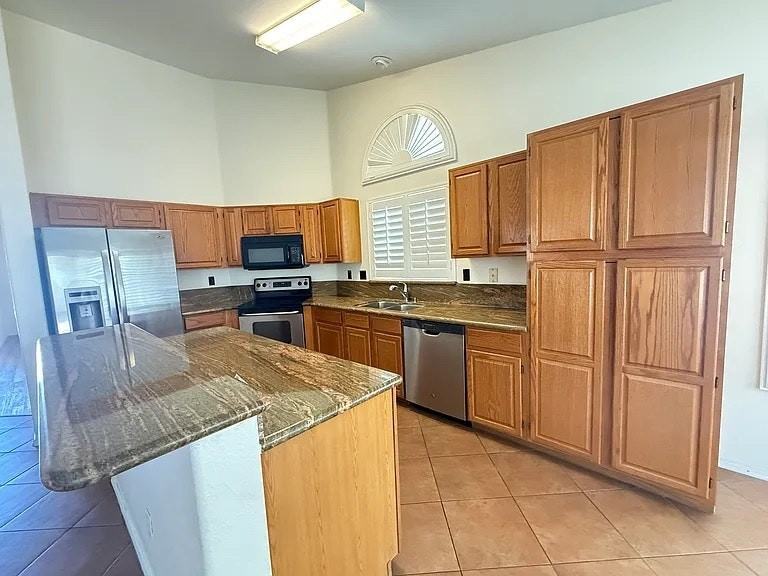 844 N Granite St - Photo 4 of 20