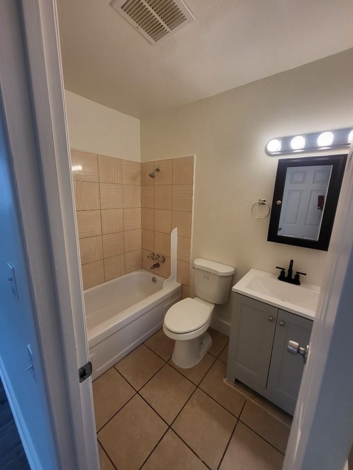 741 North Lincoln Street, Unit 1 - Photo 6 of 7