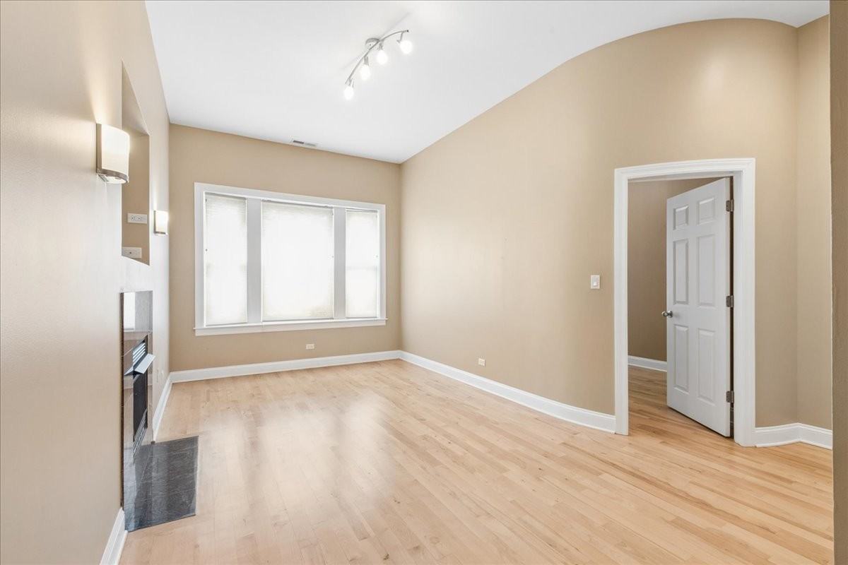 4220 S Champlain Ave #3S - Photo 2 of 12