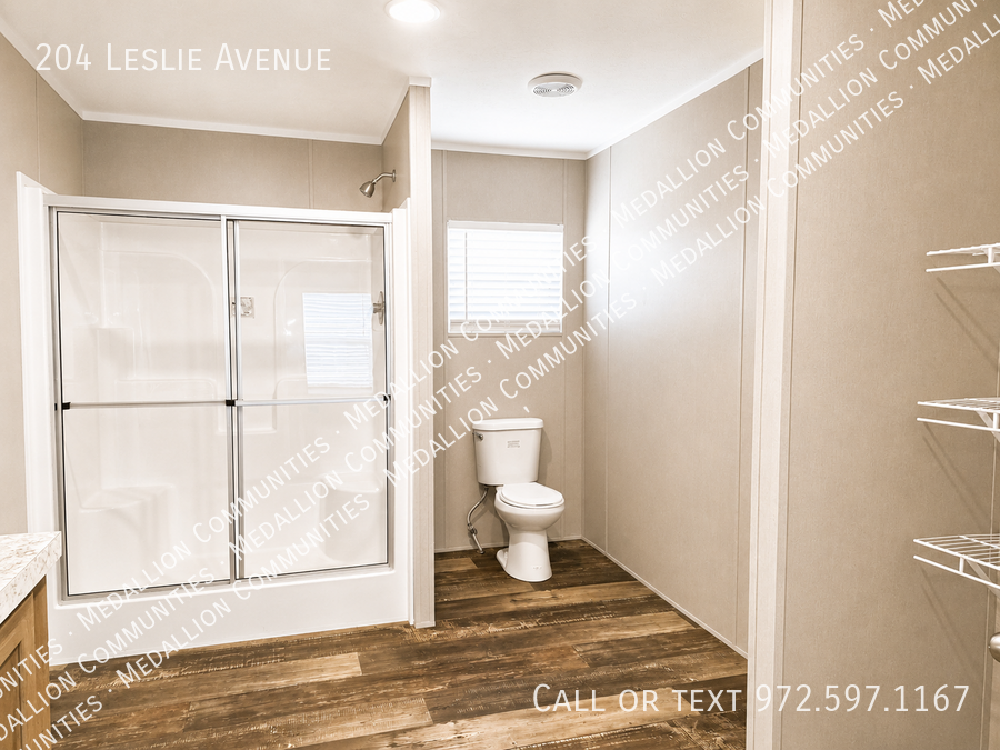 204 Leslie Ave - Photo 3 of 9