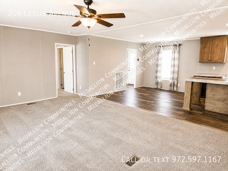 204 Leslie Ave - Photo 4 of 9