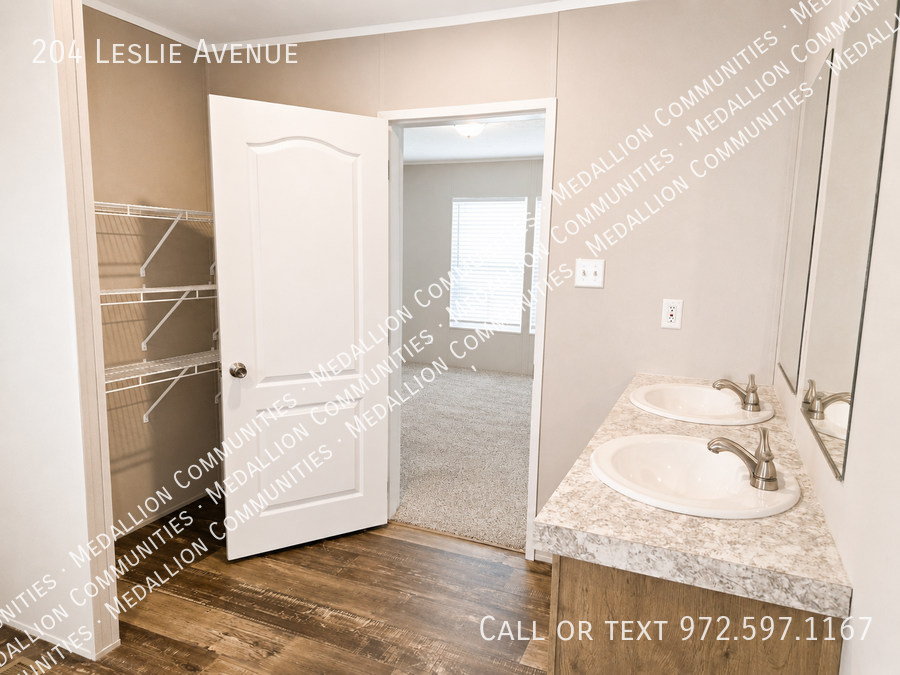 204 Leslie Ave - Photo 6 of 9