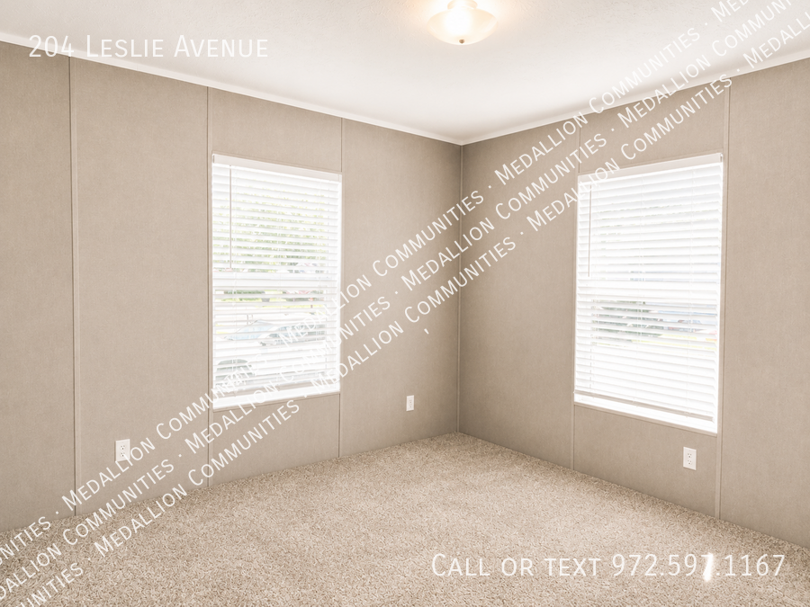 204 Leslie Ave - Photo 7 of 9