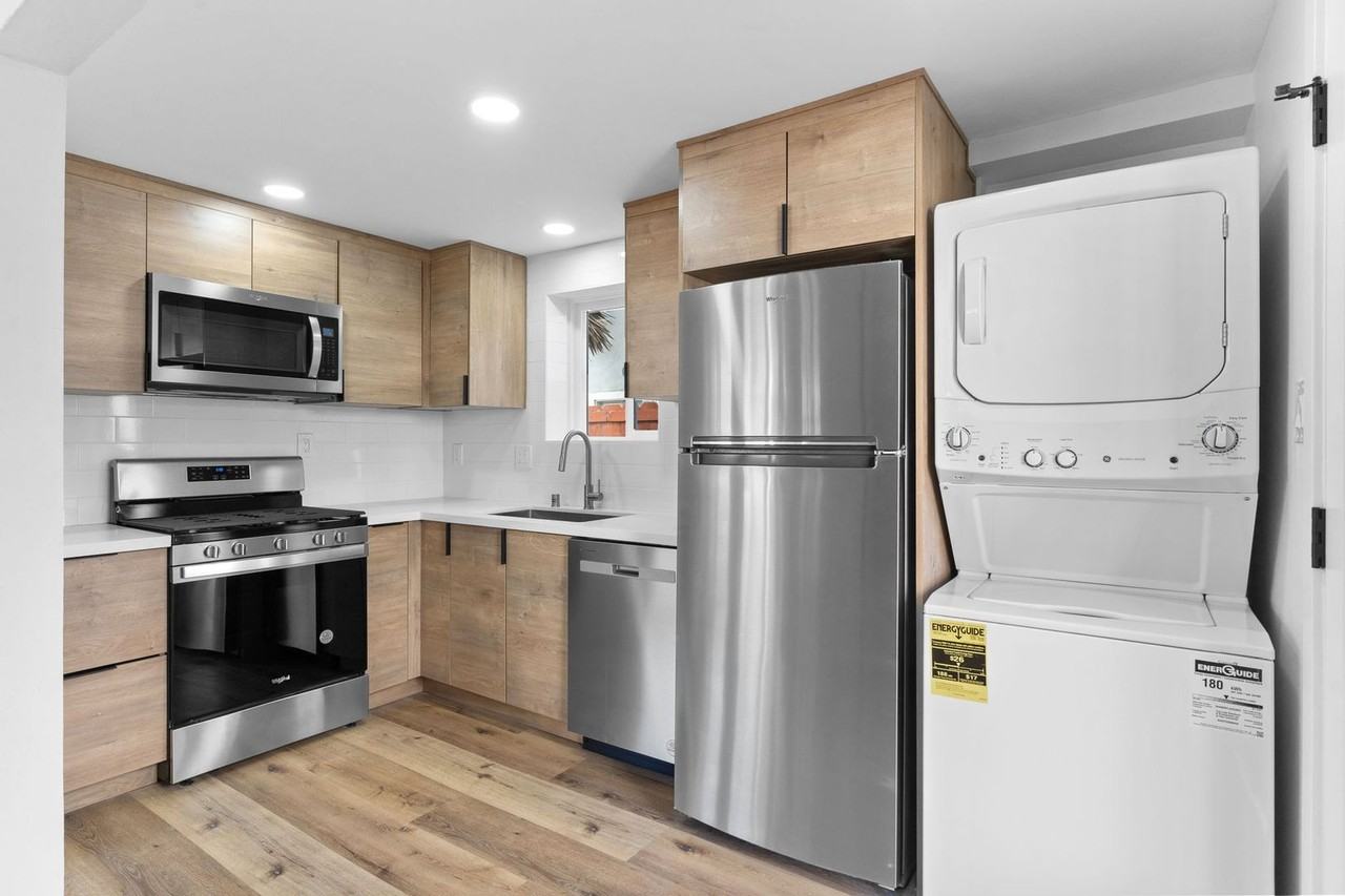 2055 Thomas Ave - Photo 3 of 12