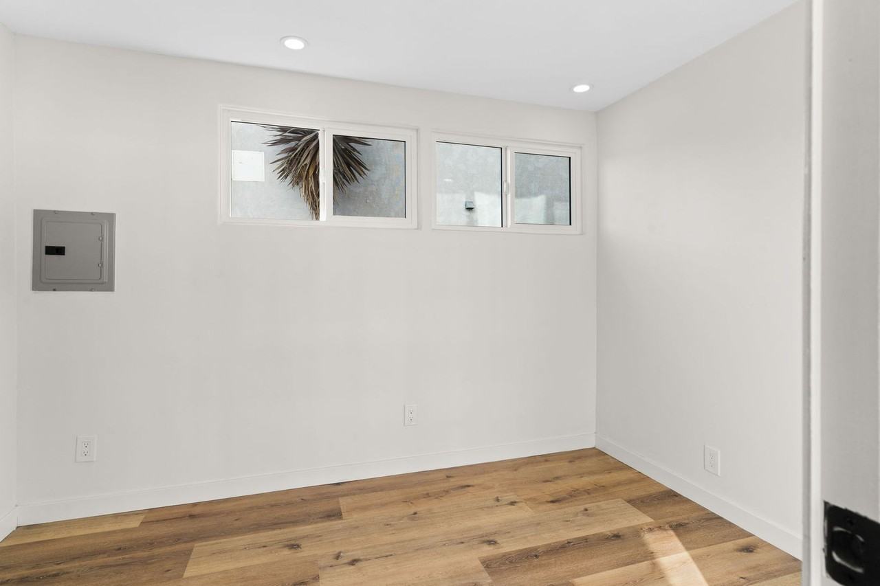 2055 Thomas Ave - Photo 5 of 12