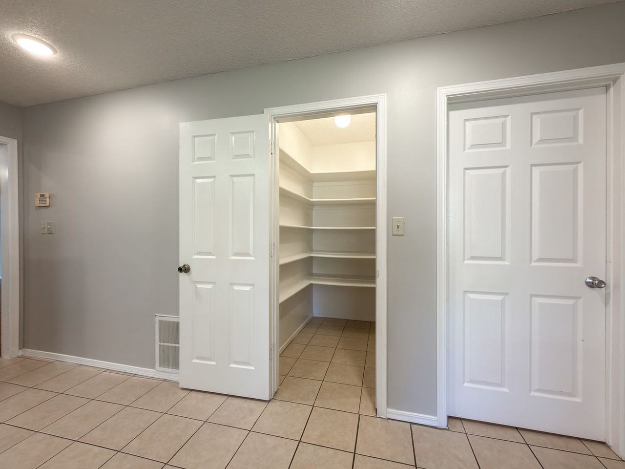 9704 Croxted Rd - Photo 7 of 20