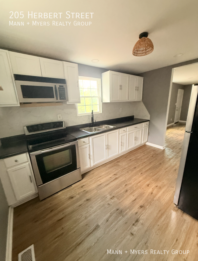 205 Herbert St - Photo 2 of 20
