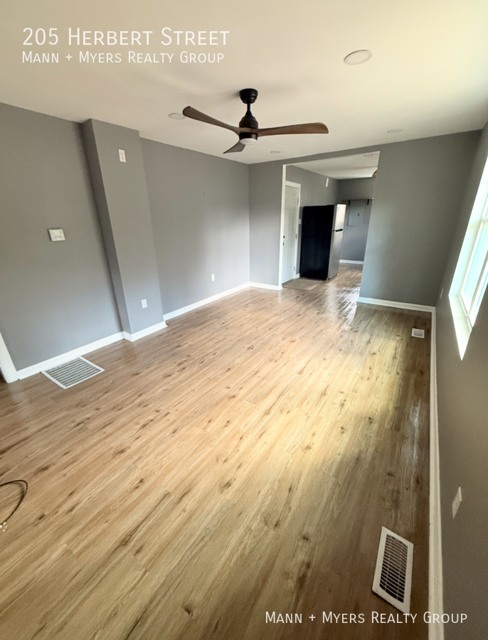 205 Herbert St - Photo 4 of 20