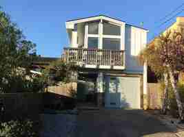 featured image of 671 Lily St Uppr Level