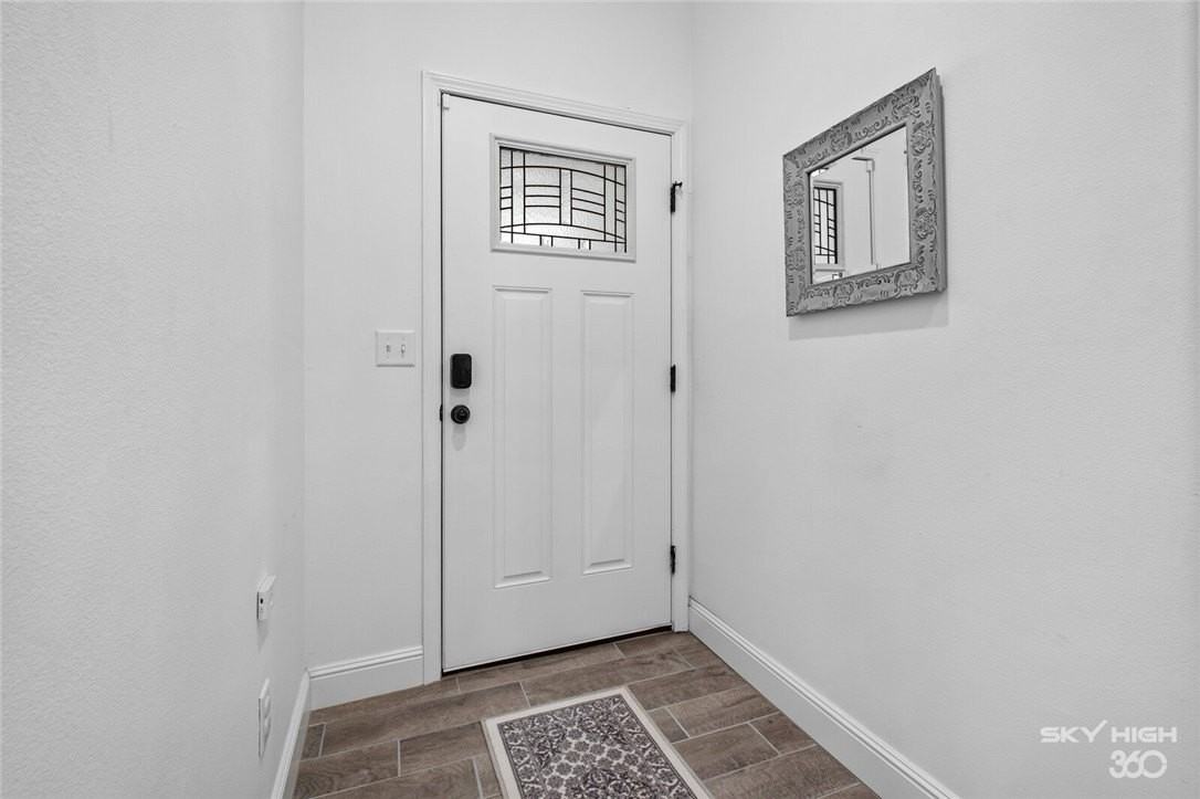 6102 Nw Hoover St - Photo 4 of 35