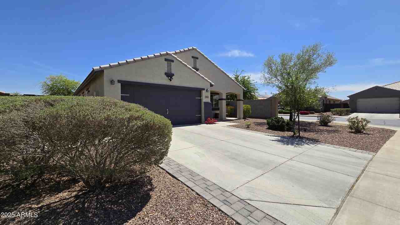 3913 S 185th Ln - Photo 4 of 37