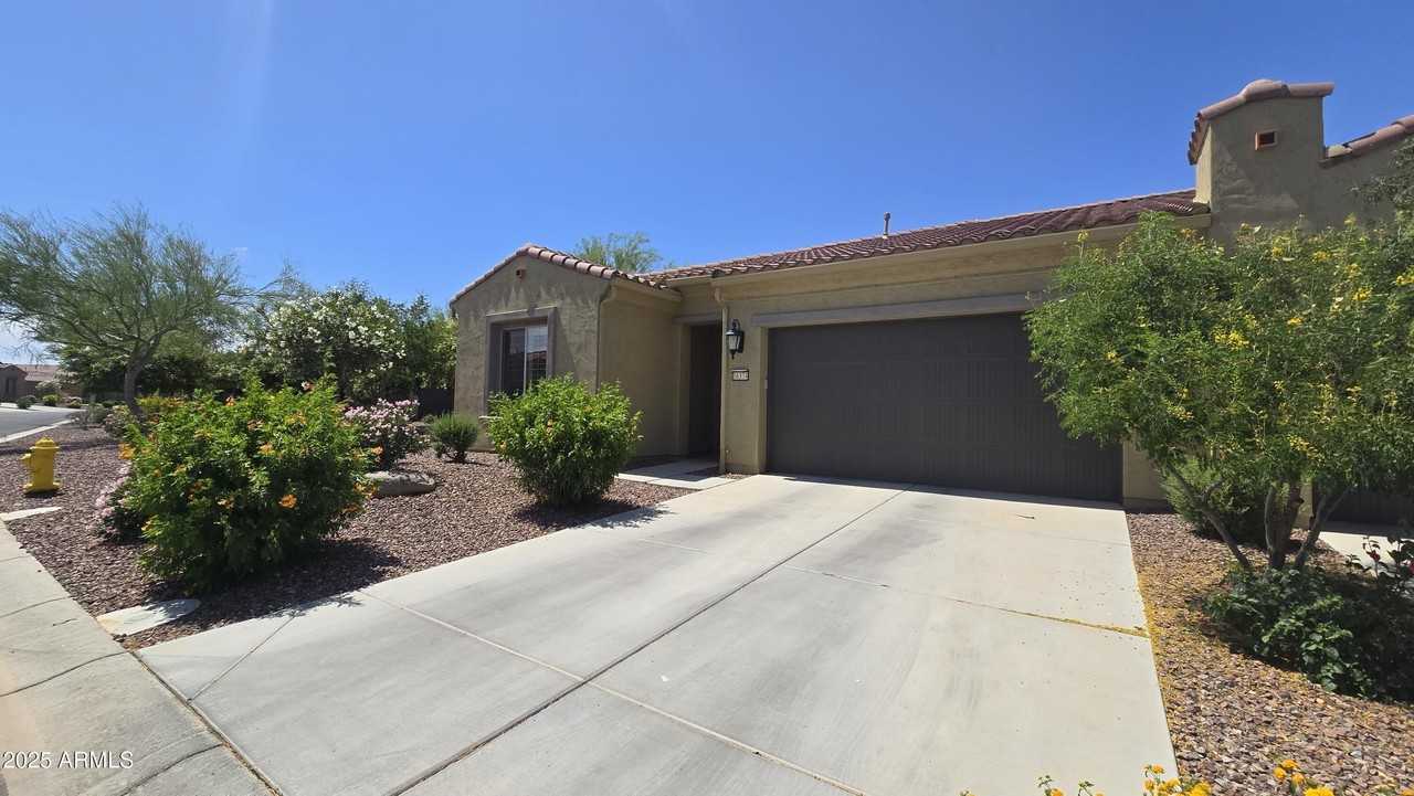 16374 W Amelia Dr - Photo 3 of 28