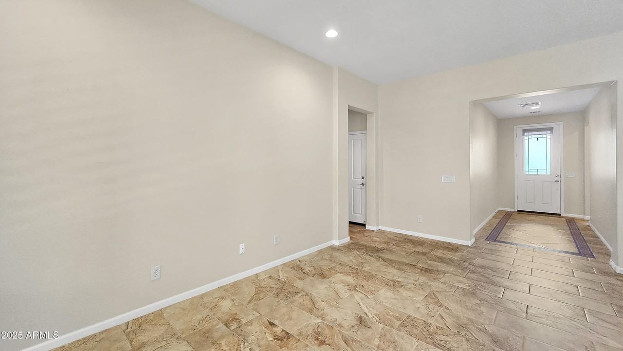16374 W Amelia Dr - Photo 4 of 28