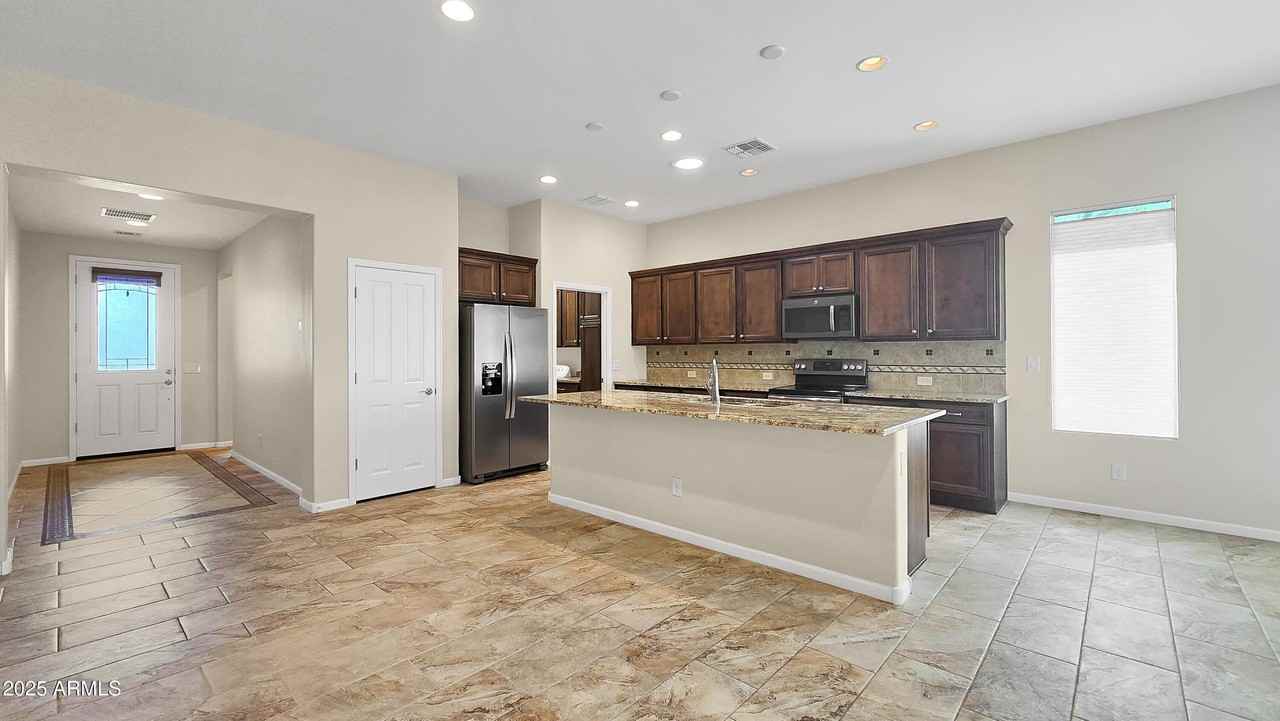 16374 W Amelia Dr - Photo 5 of 28