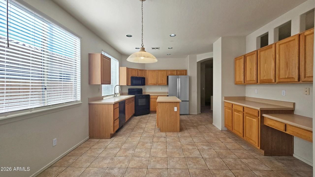 18651 W Sunrise Dr - Photo 6 of 34