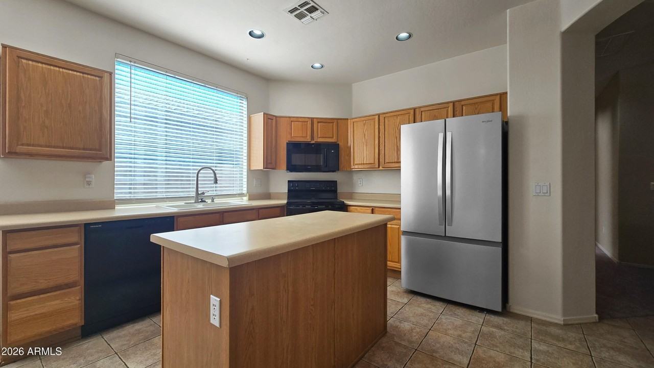 18651 W Sunrise Dr - Photo 7 of 34