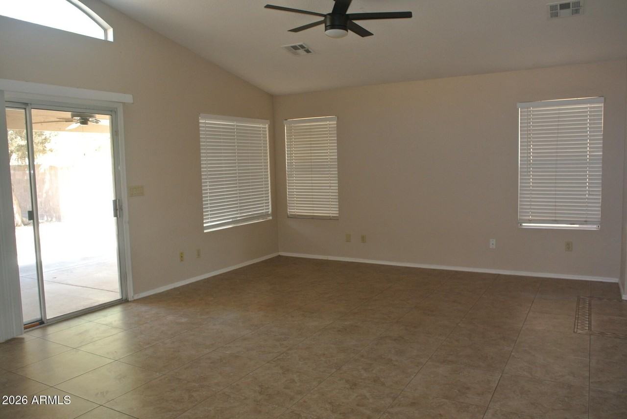 6814 W Louise Dr - Photo 4 of 18