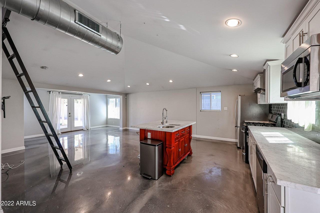 1034 E Elm St - Photo 2 of 30