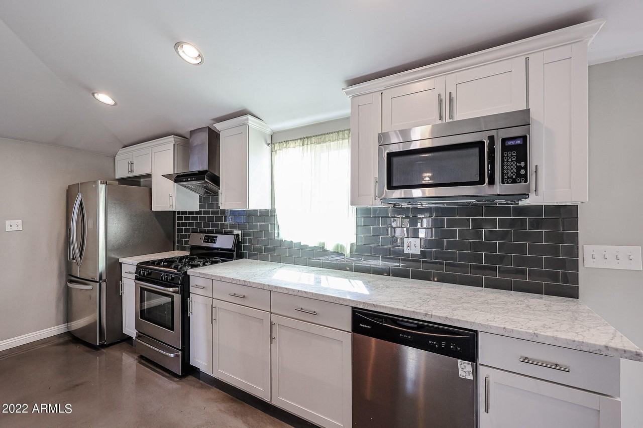 1034 E Elm St - Photo 3 of 30