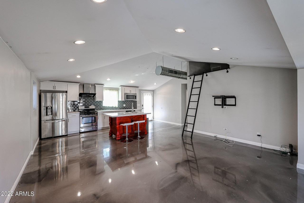 1034 E Elm St - Photo 5 of 30