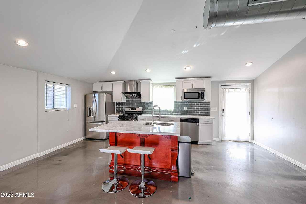 1034 E Elm St - Photo 7 of 30