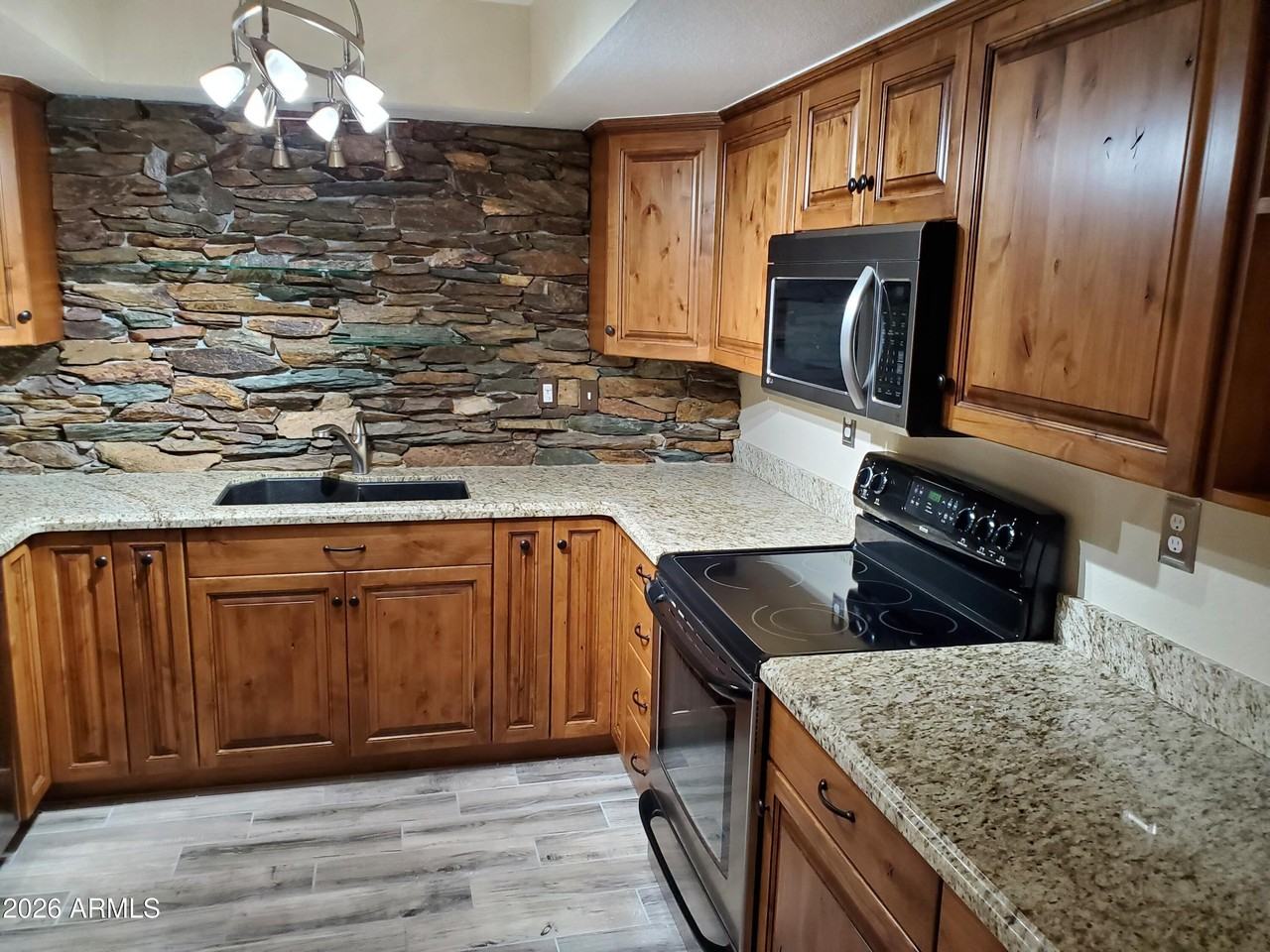 9100 E Winchcomb Dr - Photo 3 of 26