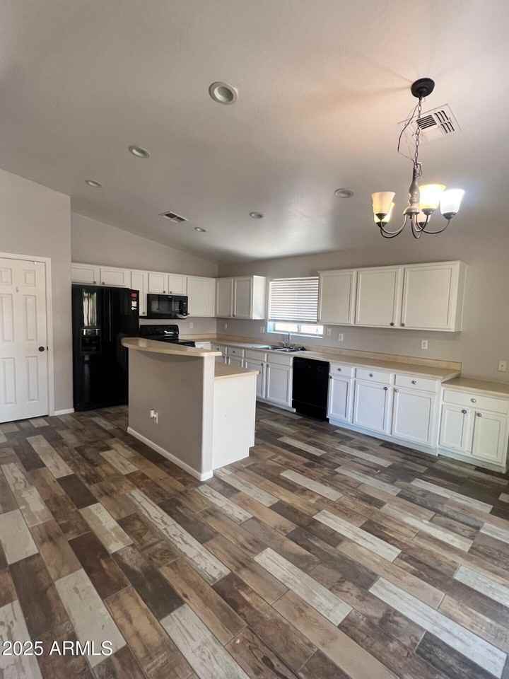 22264 N Kingston Dr - Photo 5 of 24