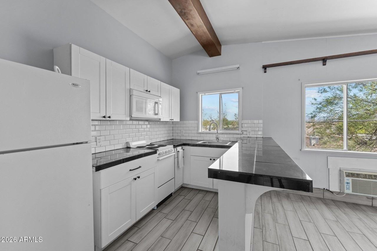 692 W Wickenburg Way #C - Photo 4 of 8