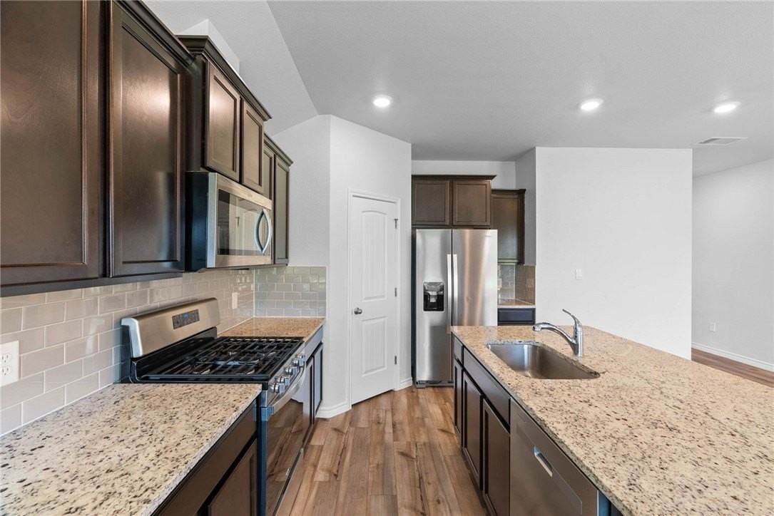 1154 Carnaby St - Photo 4 of 20